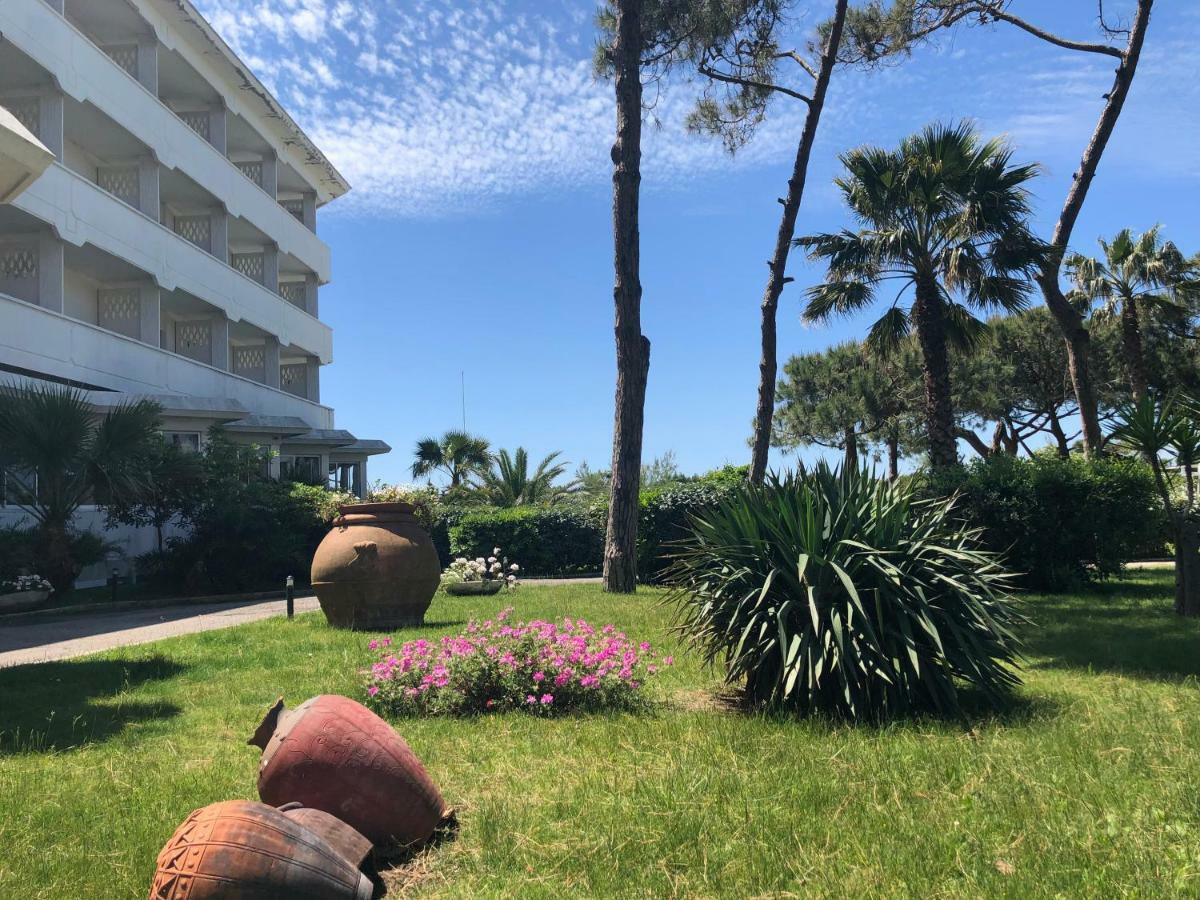 Domizia Palace Hotel Бая Домиция Екстериор снимка